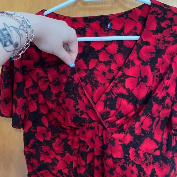 Elegant Red and Black Floral Dress - Picture 2 of 3